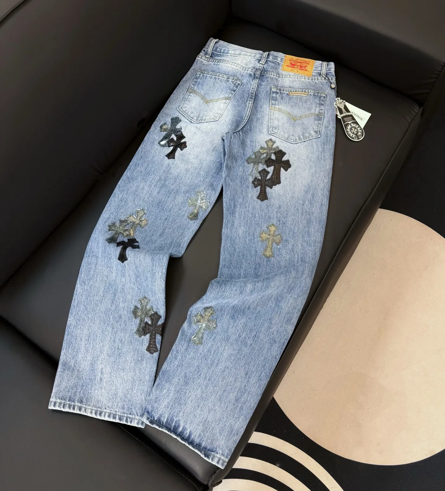 P280 💰Model number: D293 Chrome Hearts Chrome Hearts leather jeans Size: 28, 30, 32, 34, 36 (S-XXL) Color: blue Size reference: Pants length 100 102 104 106 106 Waist 72 76 80 84 88 Recommended weight S (about 110 pounds) M (about 140 pounds) L (about 140 pounds) XL (about 165 pounds) XXL (about 185 pounds)
